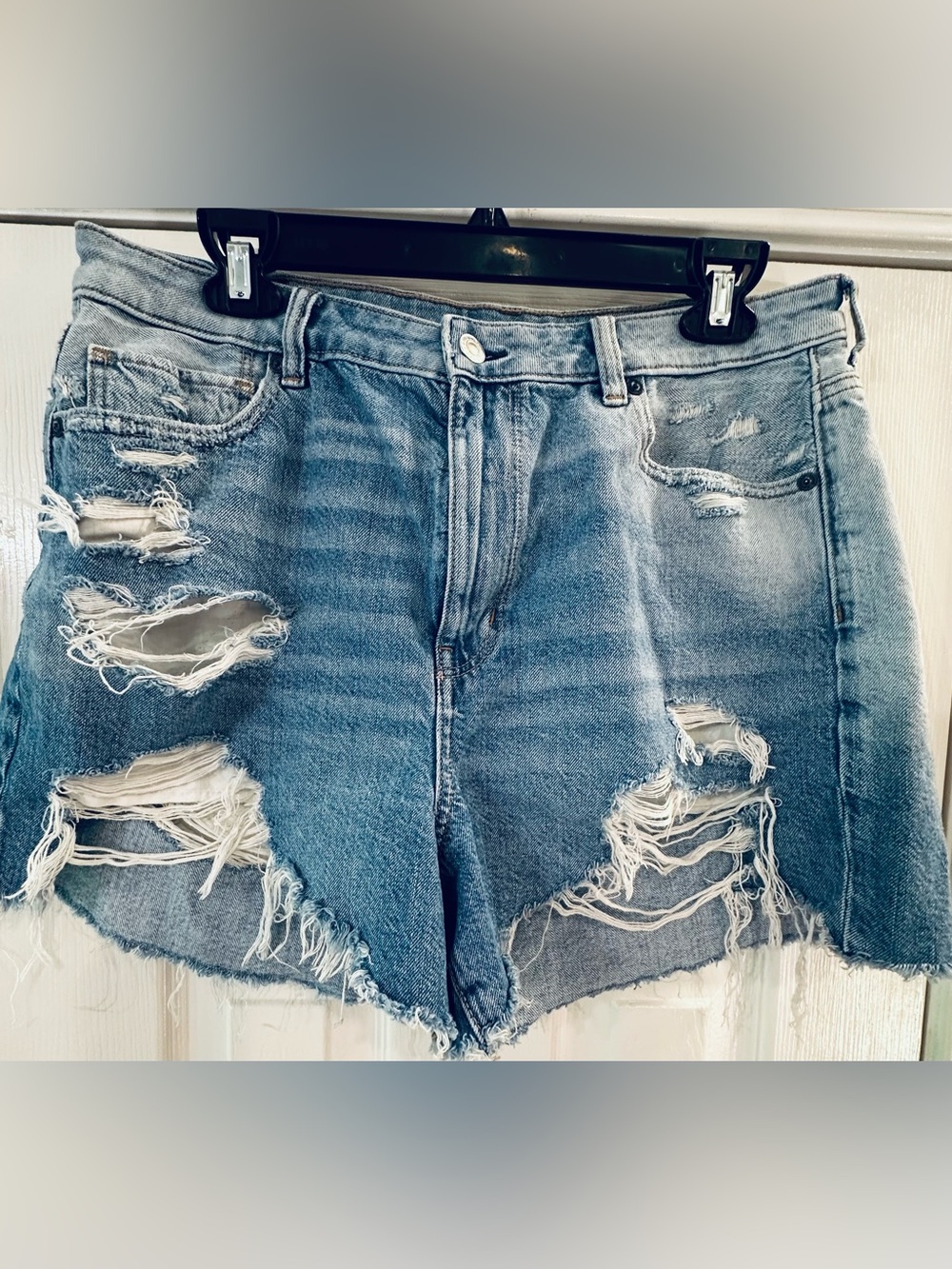 American Eagle Outfitters medium /light wash Distressed Mom shorts sz 14